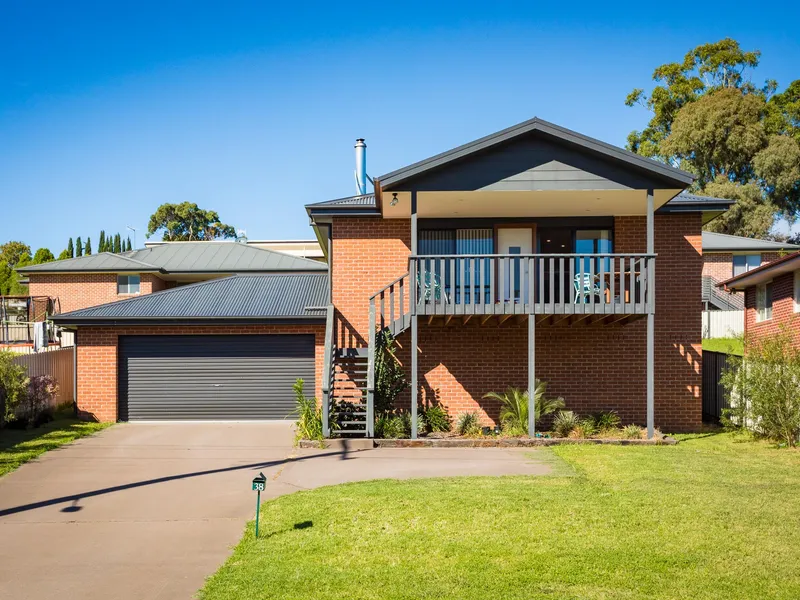 A FANTASTIC FIRST HOME OR INVESTMENT PROPERTY!