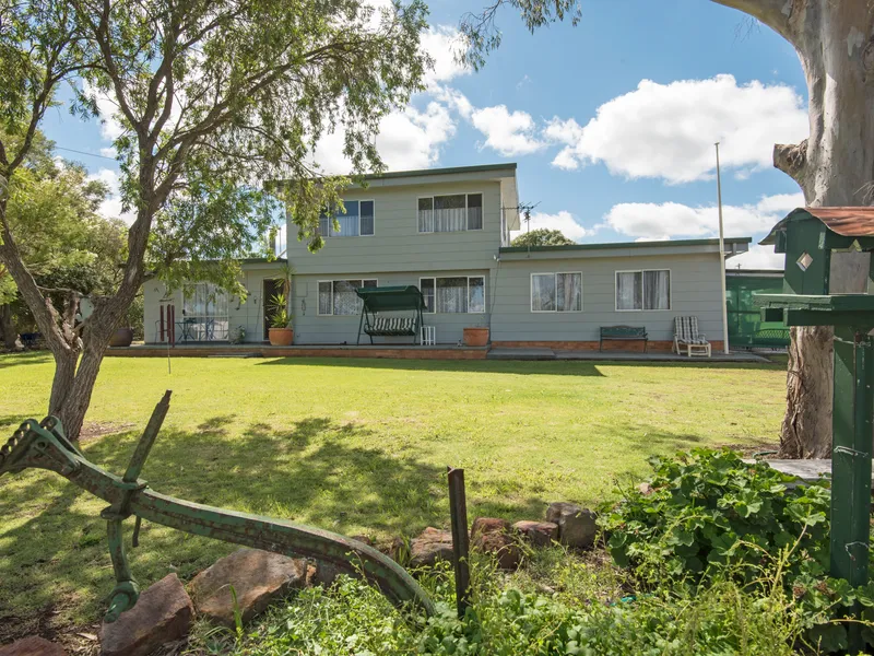 Great Size Family Home on 2023m2 Block!