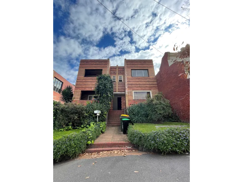 LARGE ART DECO APARTMENT with BALCONY