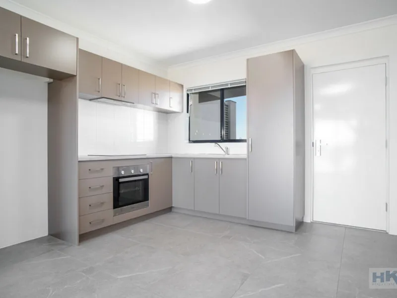 MODERN 2 BED / 2 BATH APARTMENT