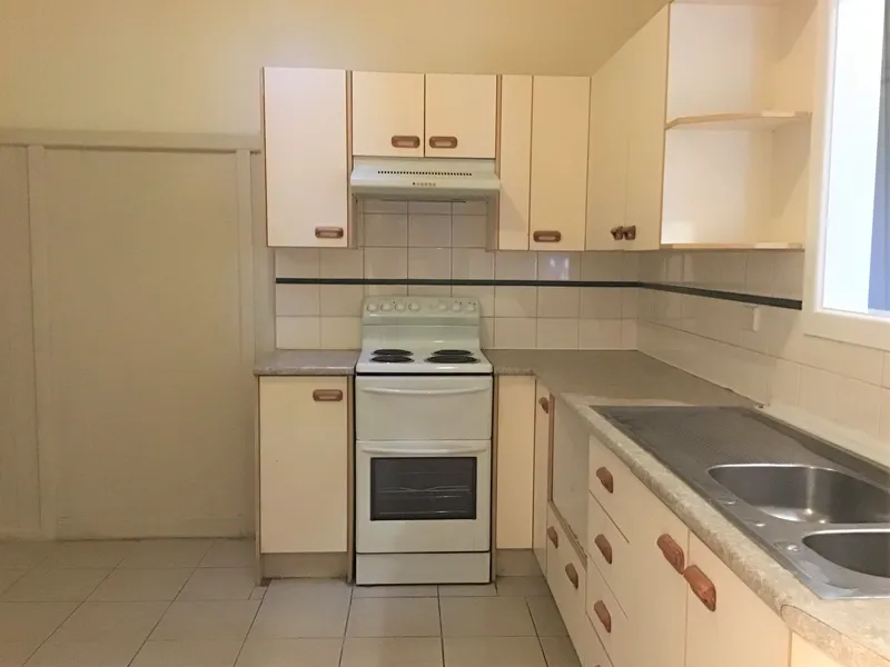 3 BEDROOM HALF HOUSE WITH NEW BATHROOM