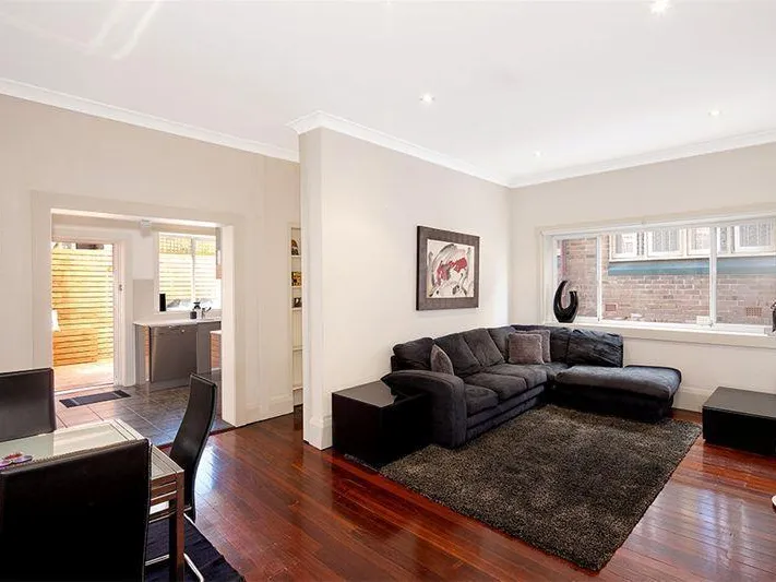 ****DEPOSIT RECEIVED **** 2 B/R APT. - FOOTSTEPS TO BONDI BEACH