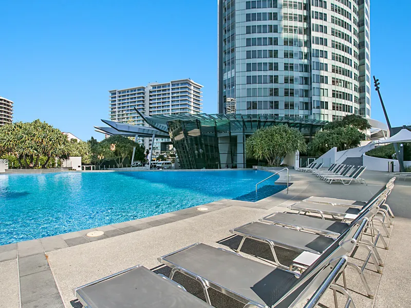Immaculate, Modern and Sleek 1 Bedroom Plus Study