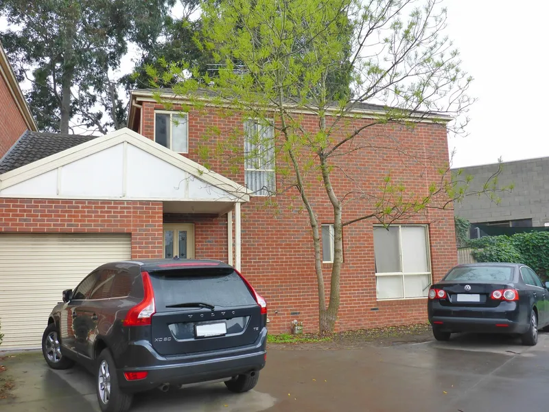 Partially Furnished 3 Bedroom Townhouse Close to Monash Uni 