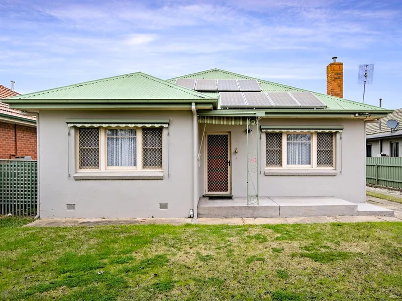 3Br brick home close to everything