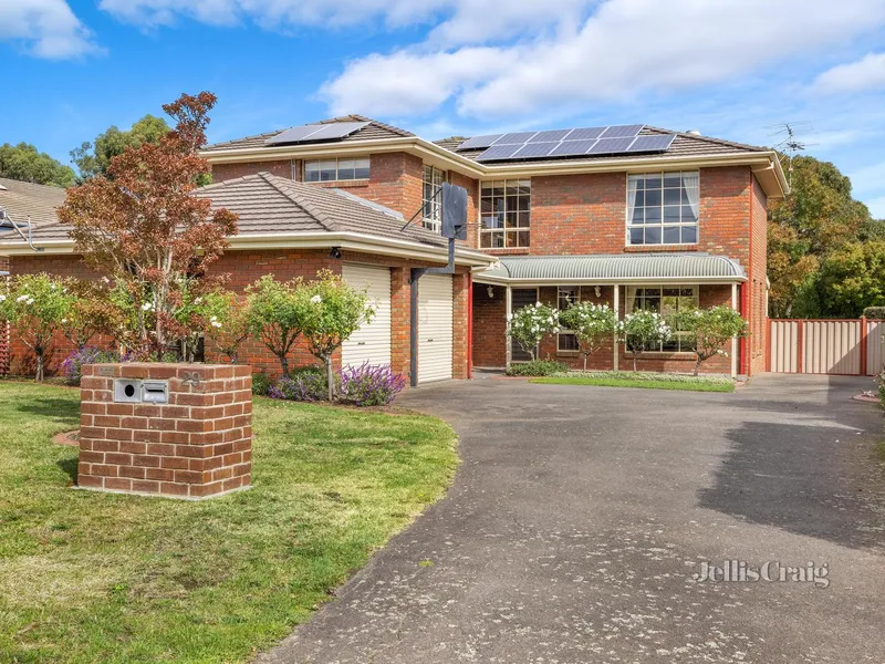 Large family home on the Golf Course!