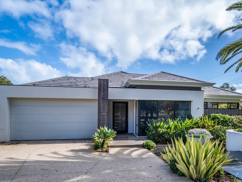 FURNISHED EXECUTIVE HOME IN PREMIER LOCALE