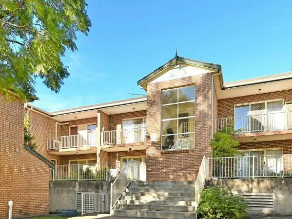 MODERN TWO BEDROOM APARTMENT WITH LOCK UP GARAGE