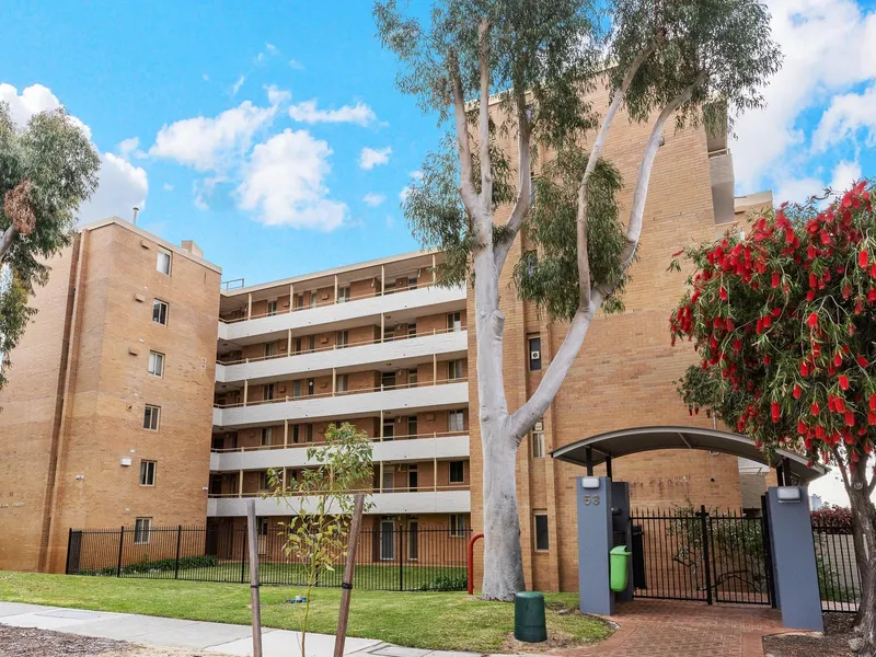 Secure Ground Floor Unit with Courtyard