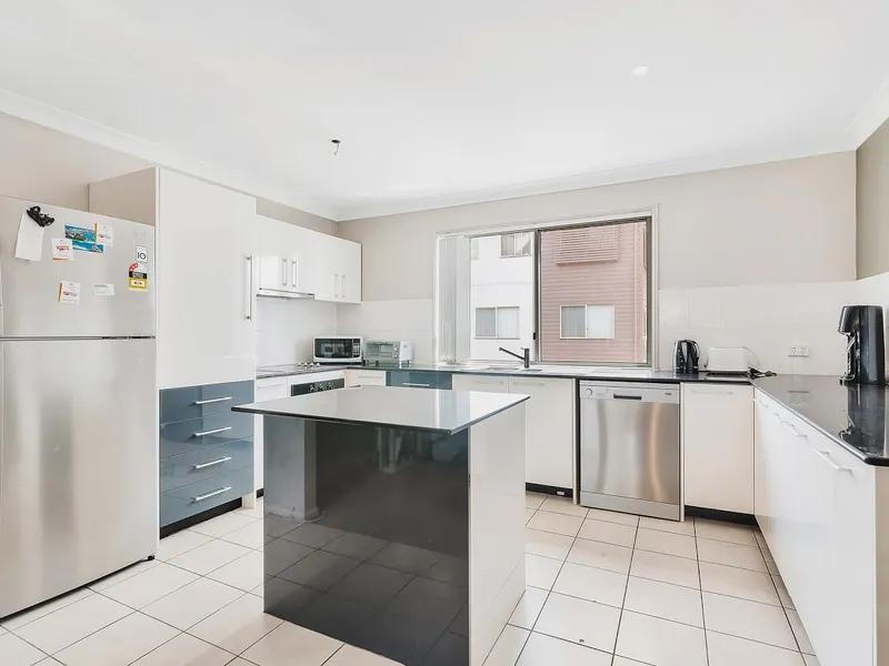 ATTENTION ALL INVESTORS - THIS MODERN TOWNHOUSE IS AN AMAZING BUY - PRICED TO SELL SO GET IN QUICK 