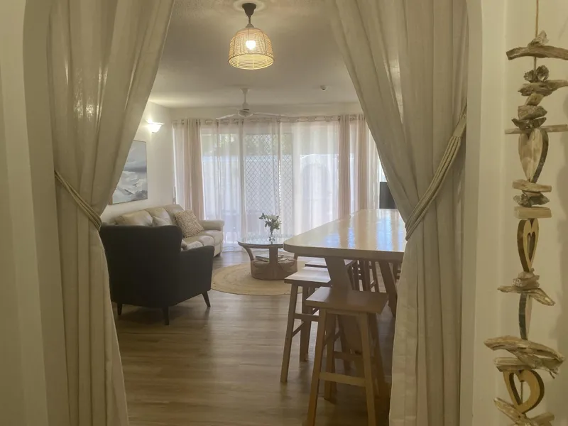 Beachside Resort - 3 Bedroom - 2 bathroom - fully furnished Beachside courtyard apartment