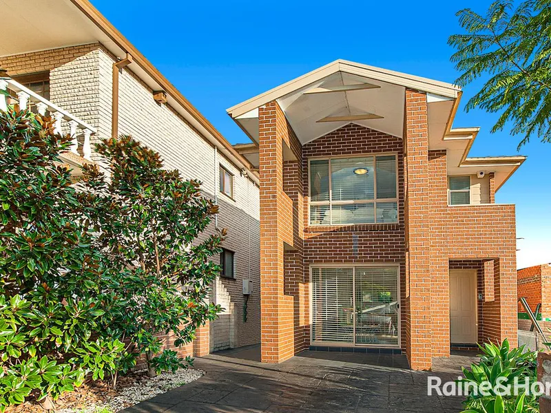 Quality 2 Storey Home in Extra Convenient Location