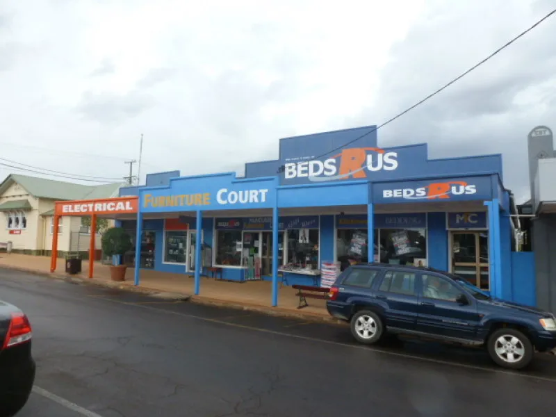 LARGE BUILDING GREAT FOR INVESTMENT