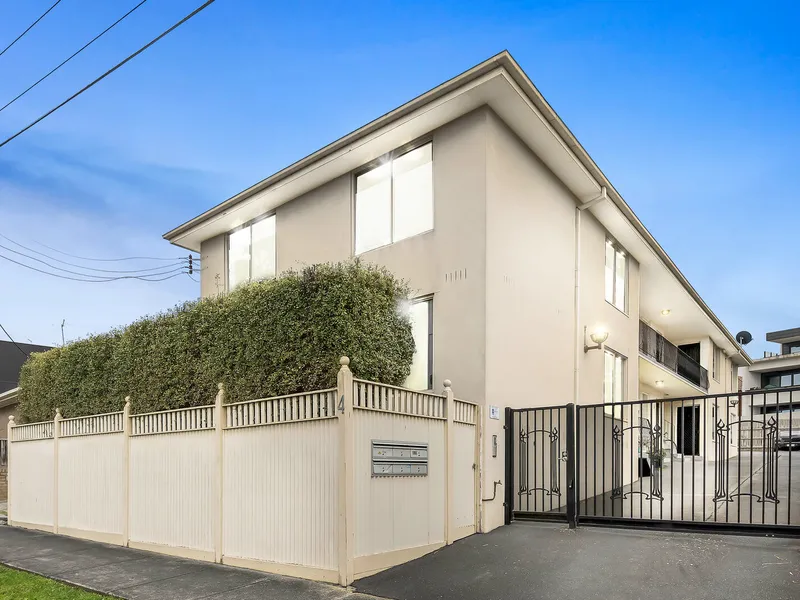 Beautifully situated unit delivers convenience, lifestyle brilliance