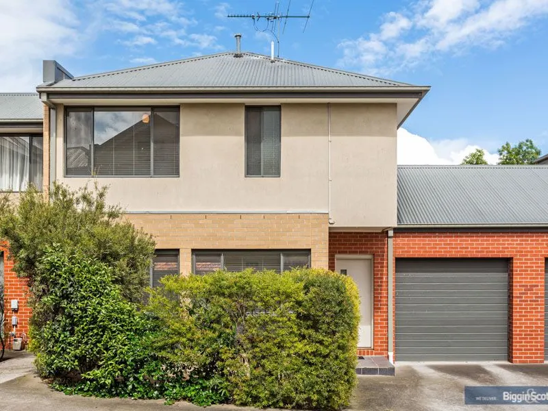 VIBRANT MODERN LIVING IN ENVIABLE LOCATION!