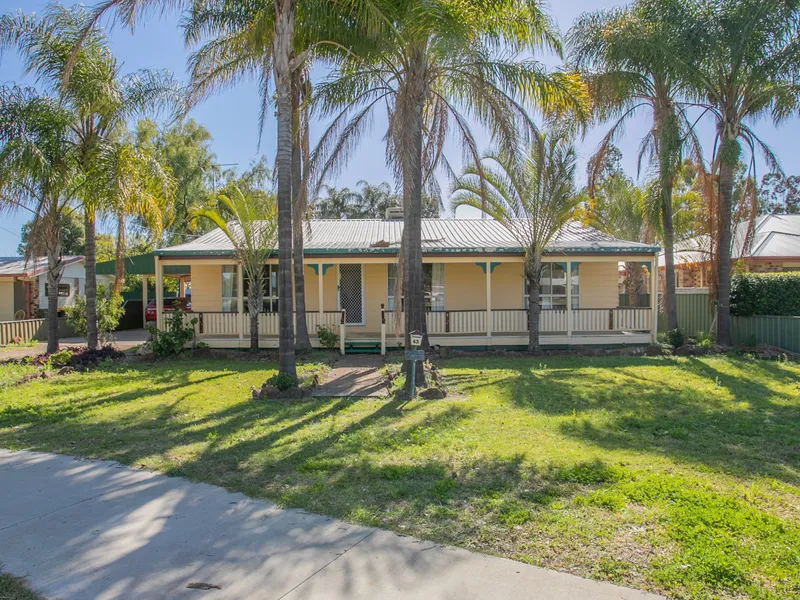 COUNTRY CHARM IN TOWN