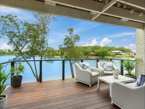 Renovated Townhouse on wide water at Burleigh