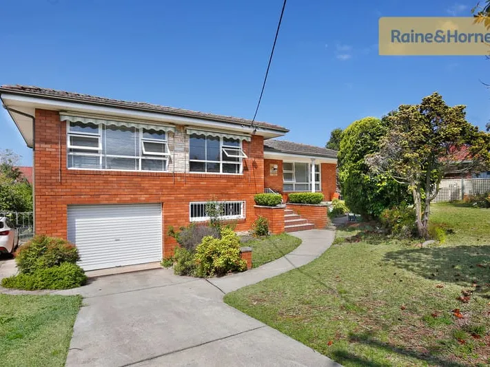 LARGE FAMILY HOME WITH AIR CONDITIONING!