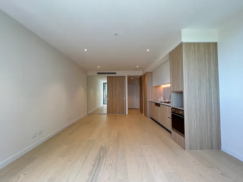 Nearly Brand New & Spacious & Quiet & Unfurnished & Timber Floor & Close to Metro