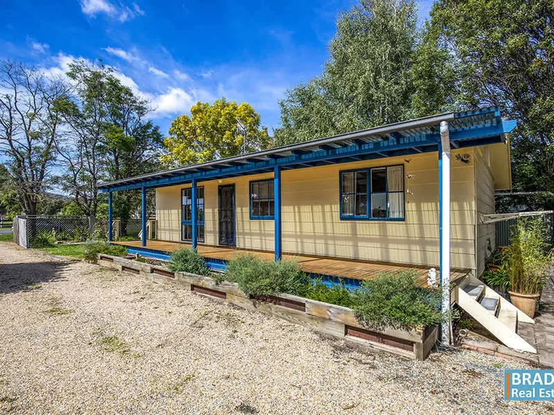 CHARMING 3 BEDROOM COUNTRY COTTAGE ON HUGE 871m2 BLOCK WITH GARAGE/SHED