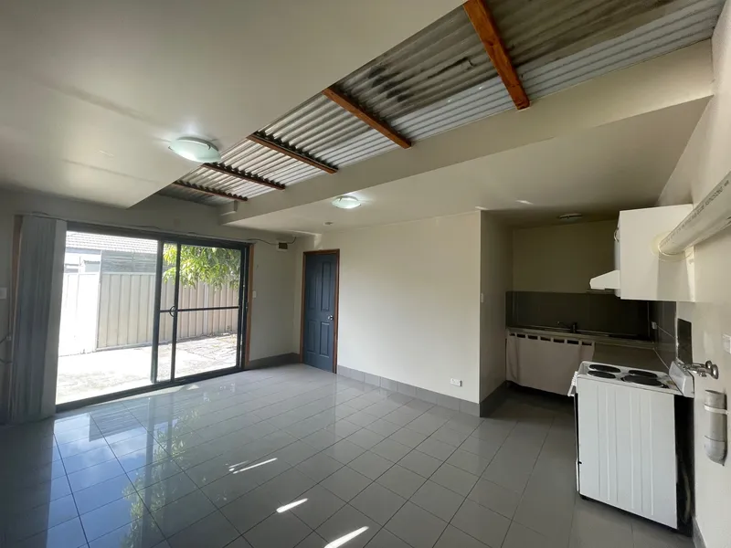 Large 1 bedroom Granny Flat with massive yard. All bills included
