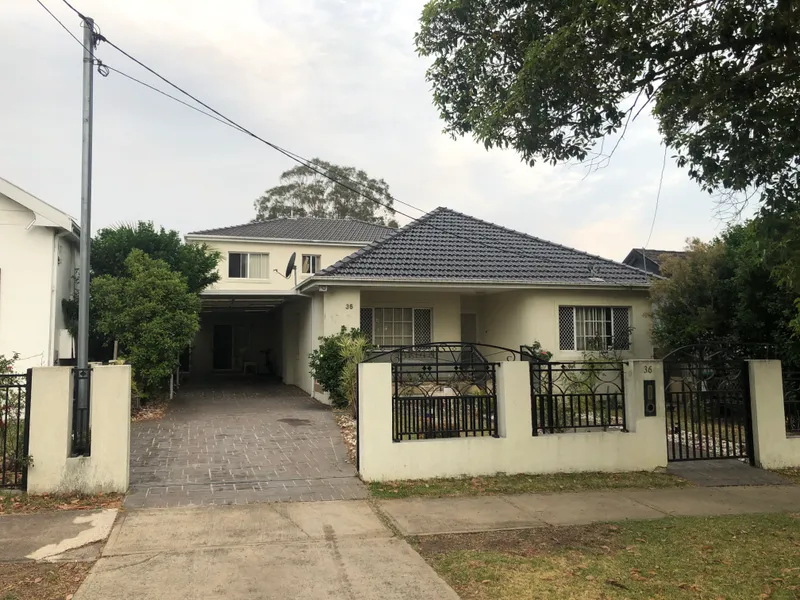 LARGE HOUSE FOR SALE WITH POOL