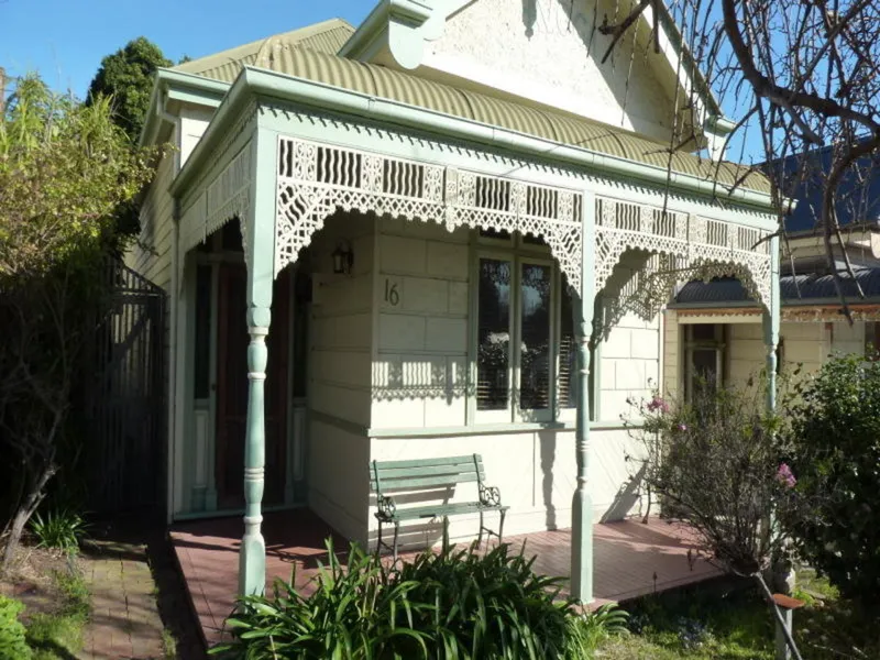 FAMILY HOME IN A BEAUTIFUL STREET!