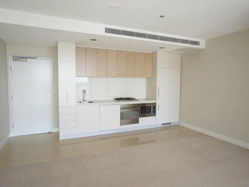 Unfurnished 1 bedroom apartment in the centre of Portside