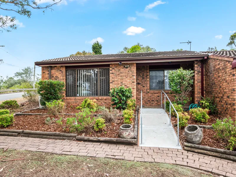 Easy Care Villa with Bus & Train Nearby