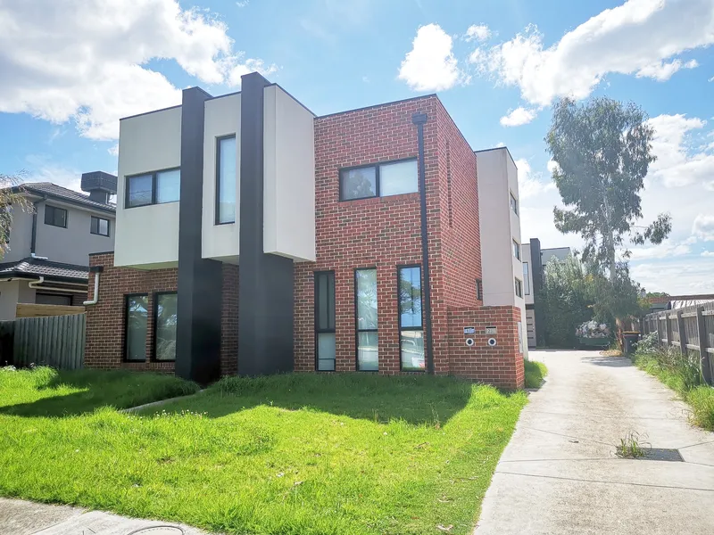 MODERN FOUR-BEDROOM TOWNHOUSE IN AN INCREDIBLE LOCATION - READY TO MOVE IN NOW!