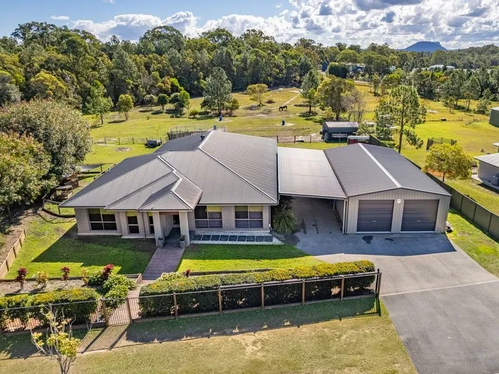 GORGEOUS EXECUTIVE STYLE HOME ON 3 ACRES