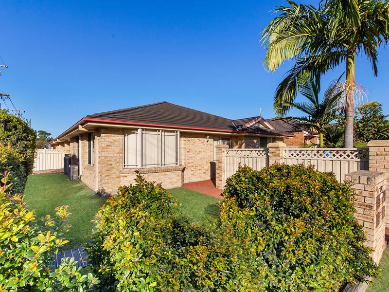 IMMACULATE 3 BEDROOM VILLA WALKING DISTANCE TO BEACH & SHOPS!