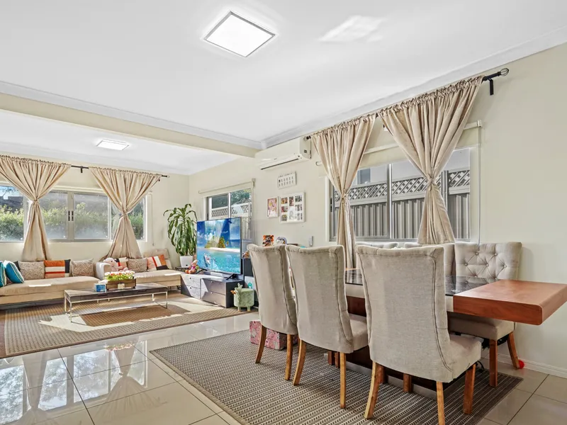 Premium executive 5 Bedroom Living!