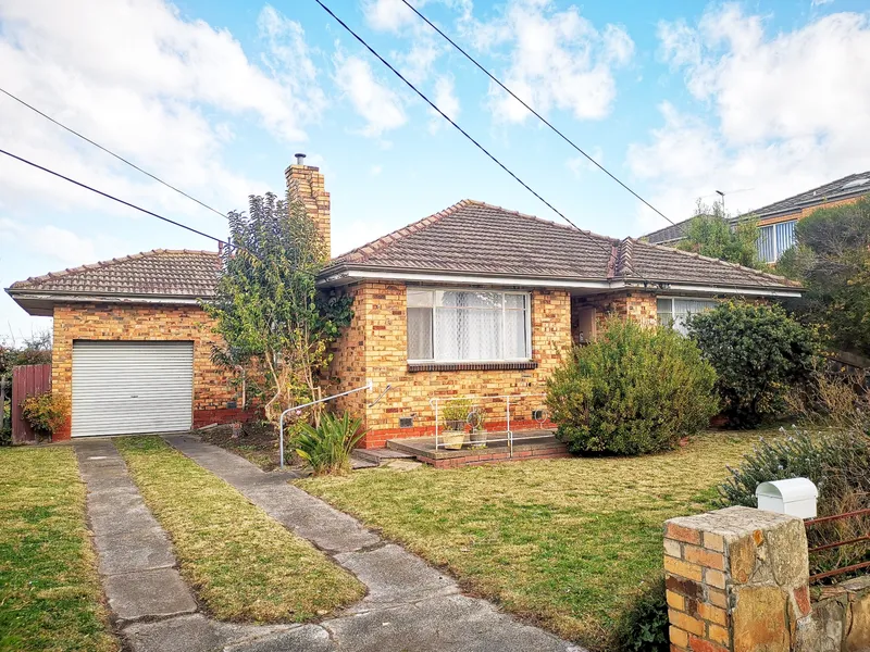 THREE-BEDROOM HOUSE IN QUIET NEIGHBORHOOD  - WALK TO MONASH/STATION/SHOPS