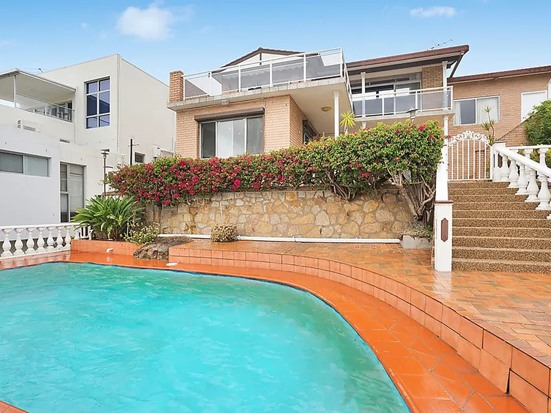 LUXURY WATERFRONT LIVING