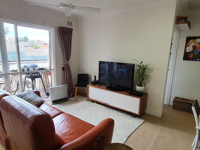 Bright Sun Filled 2 Bedroom Unit with Leafy Outlook