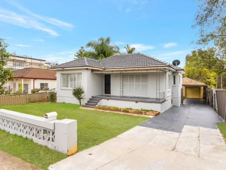 BRICK BEAUTY, SLEEPOUT, & R3 ZONING... LOADS OF POTENTIAL