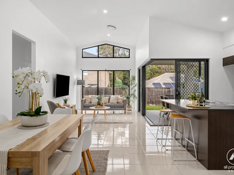 BOLD LIVING WITH AMAZING NATURAL LIGHT!