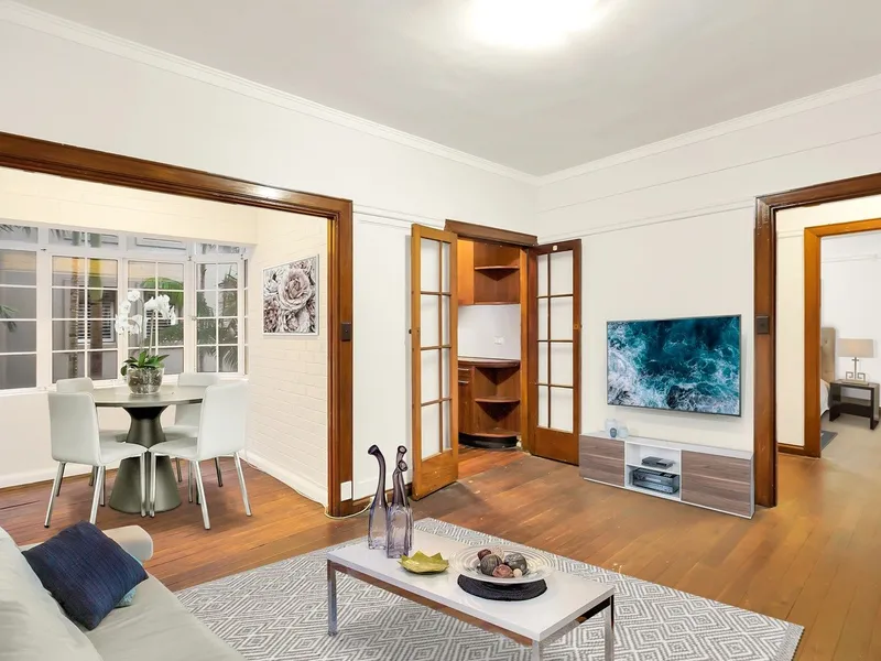 Charming one bedroom apartment, in beautifully maintained Art Deco building located in the heart of Potts Point's 