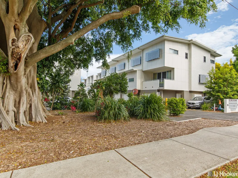 TRI LEVEL TOWNHOUSE CLOSE TO LOCAL CAFES AND WATERFRONT