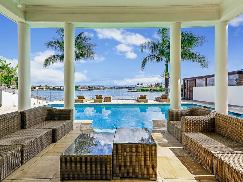 Water & Hinterland Views - Luxury Clear Island Waters Home