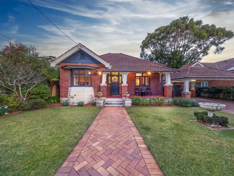 CHARACTER ENTERTAINER IN EXCEPTIONAL LIFESTYLE LOCATION