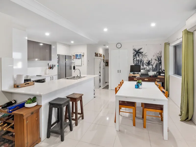 Modern Apartment + Private Courtyard Garden With Mount Gravatt Mountain Access!