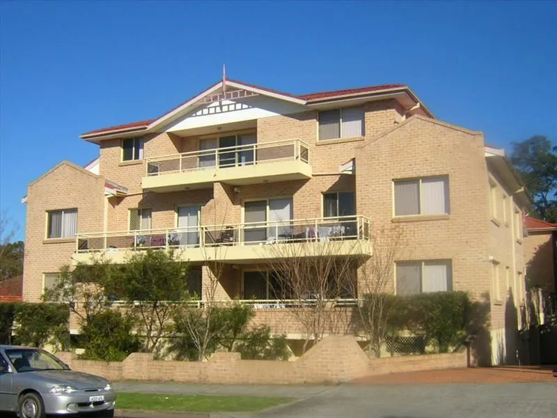 Large Modern Three Bedroom + Study unit in the heart of Riverwood for lease now!
