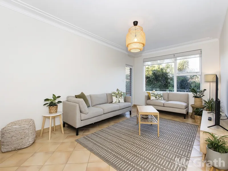 Top floor apartment moments to the beach