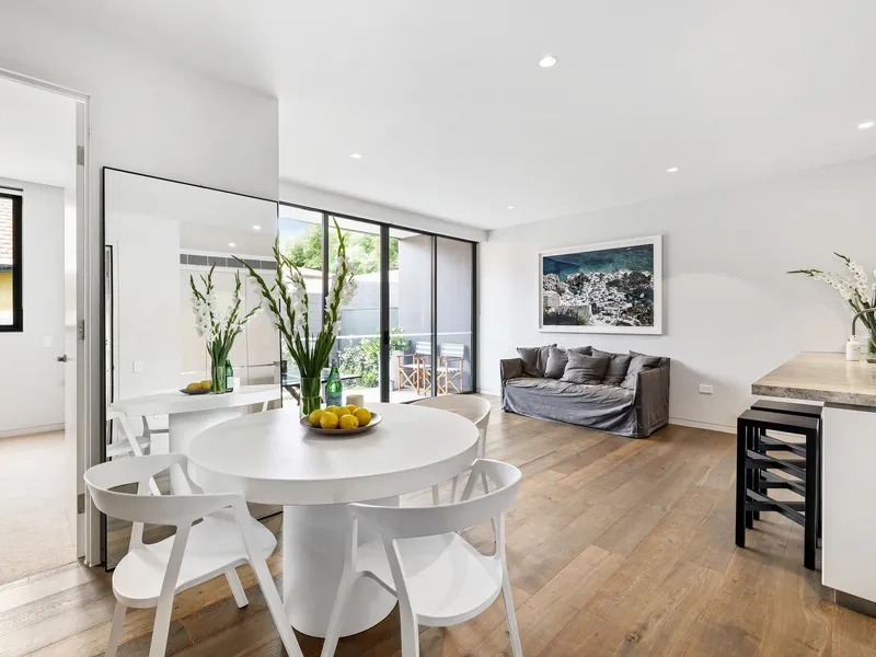 LUXURIOUS COURTYARD RESIDENCE IN ULTRA CONVENIENT LOCATION