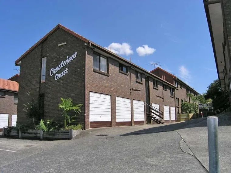 Apartment Located Logan Central, walk to Shopping Center and Bus Station