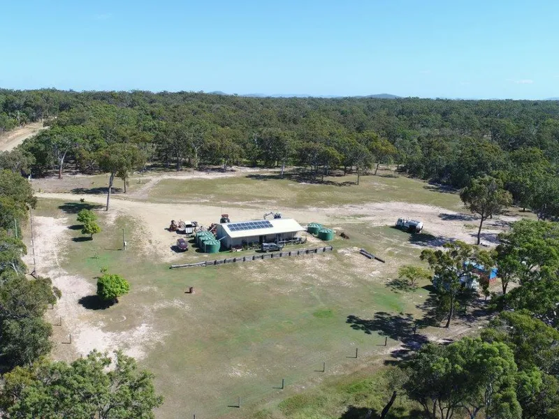 VERY COMFORTABLE WEEKENDER - 7KM FROM RULES BEACH