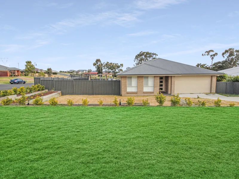 **MODERN FAMILY HOME WITH SHED**