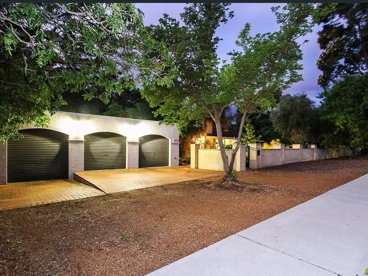 Triple garage / pool and 4 or 5 bedrooms !